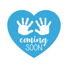 Anuncio de llegada de bebé niño. Palmas de niño. Letras mensaje Coming soon en texto manuscrito con silueta de huella de manos en corazón color azul para su uso en invitaciones y tarjetas