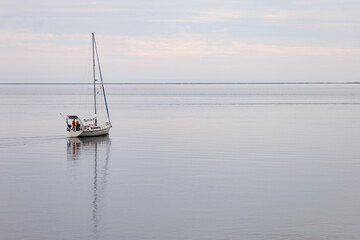 Un voilier de plaisance navigue sur le fleuve Saint-Laurent à Tadoussac, Canada