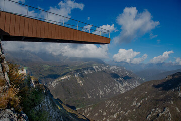 Suspended bridge for panoramic views