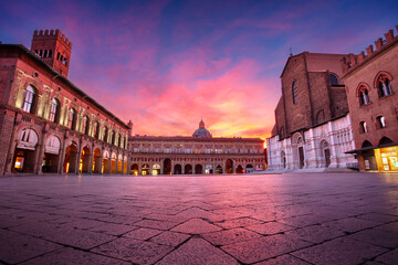 Bologna, Italy. Cityscape image of old town Bologna, Italy with Piazza Maggiore at beautiful autumn sunrise. - obrazy, fototapety, plakaty