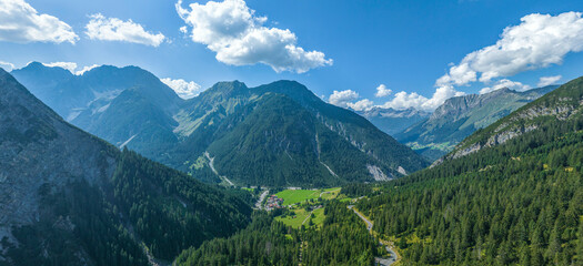 Naklejka na ściany i meble Gebirgspanorama in den Lechtaler Alpen bei Boden im Bschlabertal 