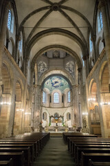 Fototapeta na wymiar Blick ins Hauptschiff der Kirche St. Aposteln in Köln
