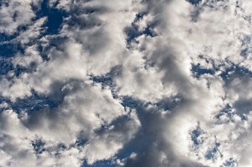 Ein sich drehender Wolkenwirbel bei leichter Bewölkung am blaeun Himmel