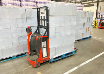 Loading and unloading cargo on pallets using a self-propelled electric cart