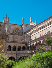 Obraz premium Jardín y arquitectura gótica y mudéjar en el claustro del real monasterio de Guadalupe, siglo XIV, España