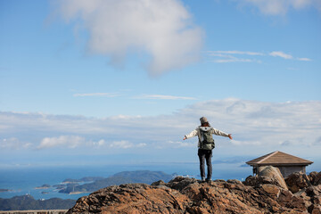 朝熊山登山する女性