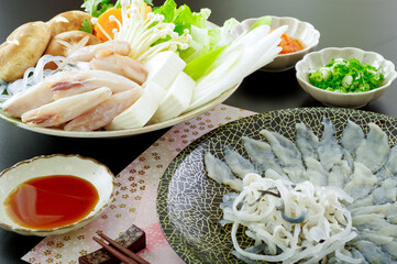 美味しそうなフグの刺身とふぐ鍋の食材