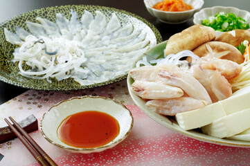 美味しそうなフグの刺身とふぐ鍋の食材