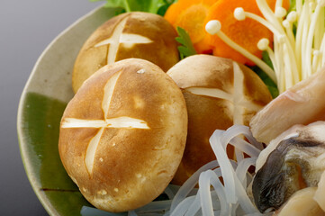 お皿に盛り付けられた、ふぐ鍋の食材