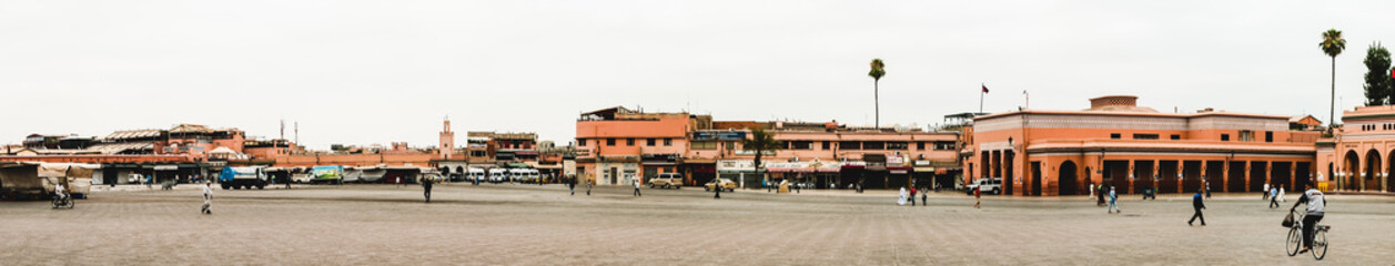 Obraz premium Jamaa el Fna (Arabic: ساحة جامع الفناء jâmiʻ al-fanâʼ, also Jemaa el-Fnaa, Djema el-Fna or Djemaa el-Fnaa) square Marrakech