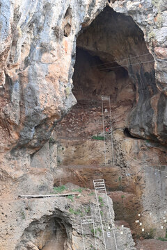 Caves Nahal Mearot and the ancient man
