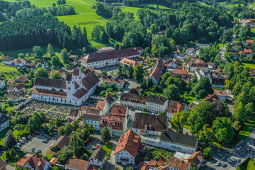 Steingaden im oberbayerischen Pfaffenwinkel von oben, Blick zur Ortsmitte und zum Welfenmünster