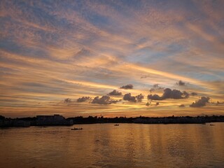 Naklejka premium Beautiful sunny sunset lake picture
