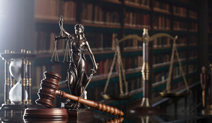 Law theme. Themis statue, scale and judge gavel in the law faculty library. - obrazy, fototapety, plakaty