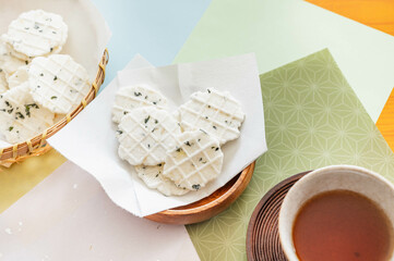 しらすの入った海鮮せんべい