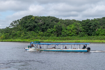 Barco de transporte fluvial navegando por el canal de Tortuguero en la provincia de Limón, Costa...