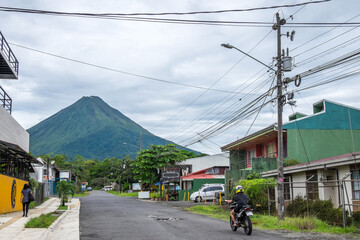 Pueblo de La Fortuna y vista del volcán Arenal en la provincia de Alajuela en Costa Rica