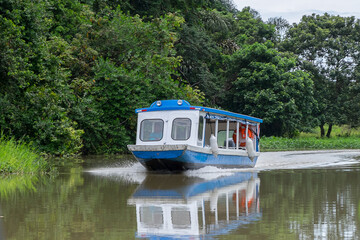 Transporte fluvial navegando por el canal de Tortuguero en la provincia de Limón, Costa Rica