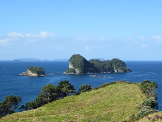Fototapeten View of Motueka and Poikeke Islands in Mercury Bay as seen from the Cathedral Cove Viewing Deck on New Zealand's Coromandel Peninsula © QuiBee