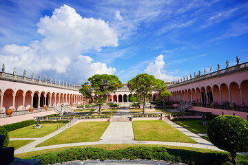 Obraz premium Sarasota, FL, USA - 11 12 2023: The landscape of Ringling museum in Florida 