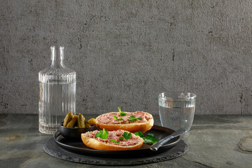 Brötchen belegt mit Leberwurst im Studio fotografiert