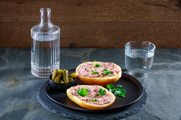 Brötchen belegt mit Leberwurst im Studio fotografiert