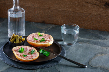Brötchen belegt mit Leberwurst im Studio fotografiert