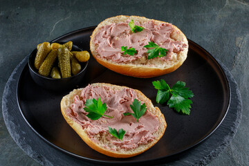 Brötchen belegt mit Leberwurst im Studio fotografiert