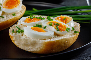 Brötchen belegt mit Ei im Studio fotografiert