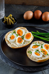 Brötchen belegt mit Ei im Studio fotografiert