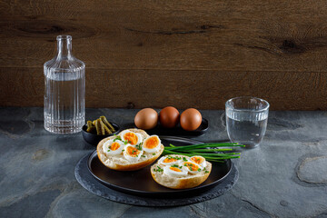 Brötchen belegt mit Ei im Studio fotografiert