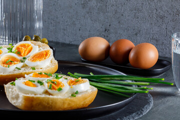 Brötchen belegt mit Ei im Studio fotografiert