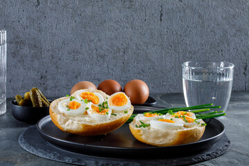 Brötchen belegt mit Ei im Studio fotografiert