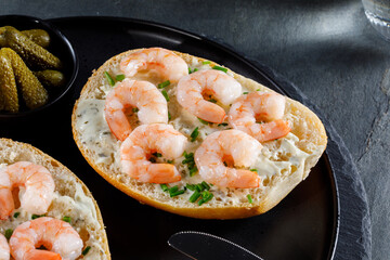 Brötchen belegt mit Crevetten Garnelen im Studio Fotografiert