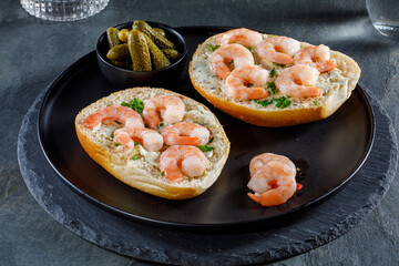 Brötchen belegt mit Crevetten Garnelen im Studio Fotografiert
