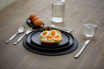 Brötchen belegt mit Ei und Schnittlauch im Studio fotografiert