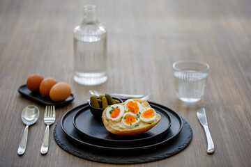 Brötchen belegt mit Ei und Schnittlauch im Studio fotografiert