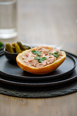 Brötchen belegt mit Leberwurst im Studio fotografiert
