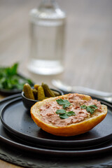 Brötchen belegt mit Leberwurst im Studio fotografiert