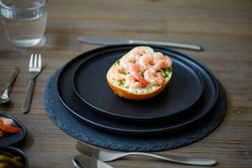 Brötchen belegt mit Crevetten Garnelen im Studio Fotografiert