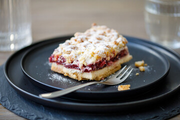 Butter Streuselkuchen mit Kirschfüllung und Puderzucker