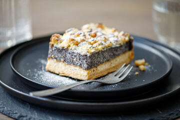 Mohnkuchen mit Butterstreusel und Puderzucker im Studio fotografiert