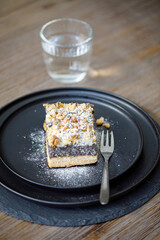 Mohnkuchen mit Butterstreusel und Puderzucker im Studio fotografiert