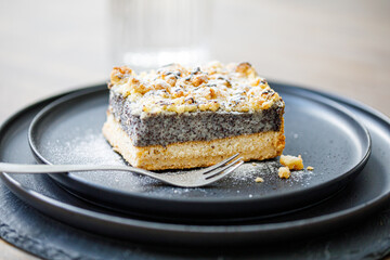Mohnkuchen mit Butterstreusel und Puderzucker im Studio fotografiert