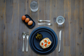 Brötchen belegt mit Ei und Schnittlauch im Studio fotografiert