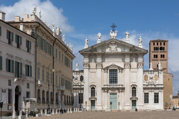 Fototapeta na wymiar cathédrale San Pietro à Mantoue