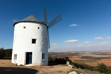 Paisaje con molino de viento en Puerto Lápice, Ciudad Real.	