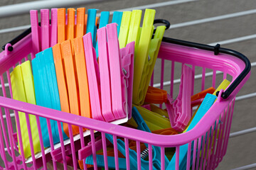 Cesta con pinzas de colores para tender la ropa.