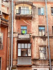Fototapeta na wymiar facade of an old house, laundry drying on the balcony