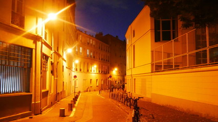 Couloir ou ruelle urbaine en pleine obscurité, sous les effets d'éclairage de lampadaires de...